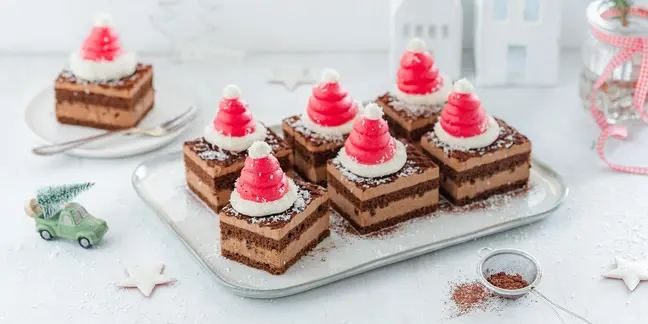 Schokoladen-Blechkuchen von Coppenrath & Wiese mit Nikolausmützen