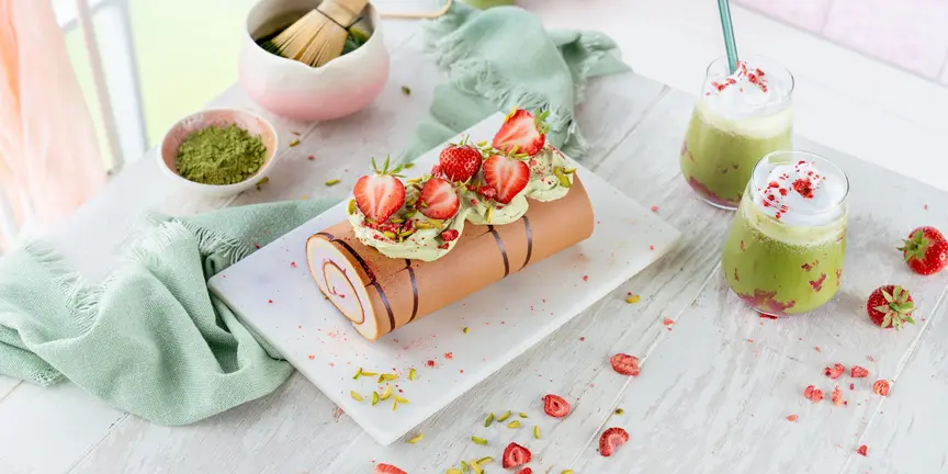 Erdbeer-Sahne-Rolle mit Matcha-Creme