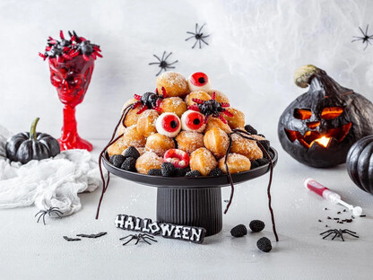Gruseliger Halloween-Snack aus Mini-Berliner aus der Conditorei Coppenrath & Wiese