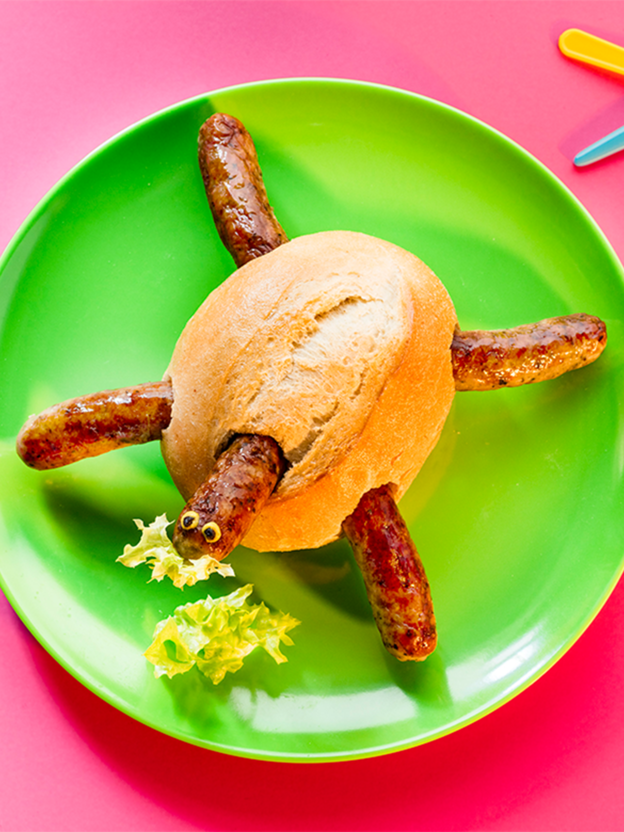 Weizenbrötchen mit Bratwurst zum Karneval