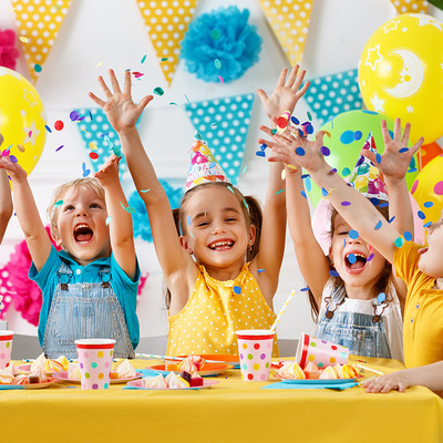 Kinderfeier mit Kindertorten und Kinderkuchen