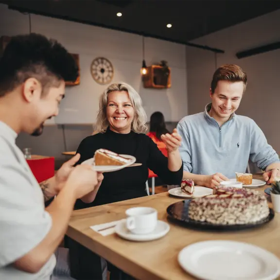 Gemeinsam Kuchen essen und lachen