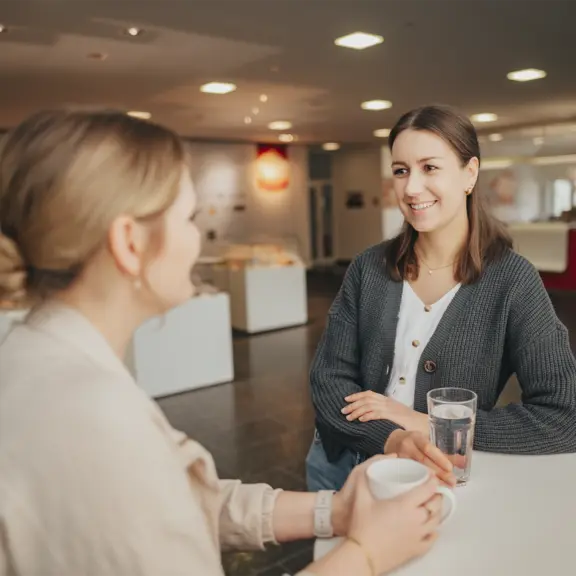 Gespräch im Besucherzentrum