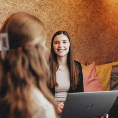 Karriere Coppenrath & Wiese zwei duale Studentinnen sitzen sich gegenüber und unterhalten sich