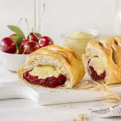 Veganer Kirschstrudel mit Vanillepudding